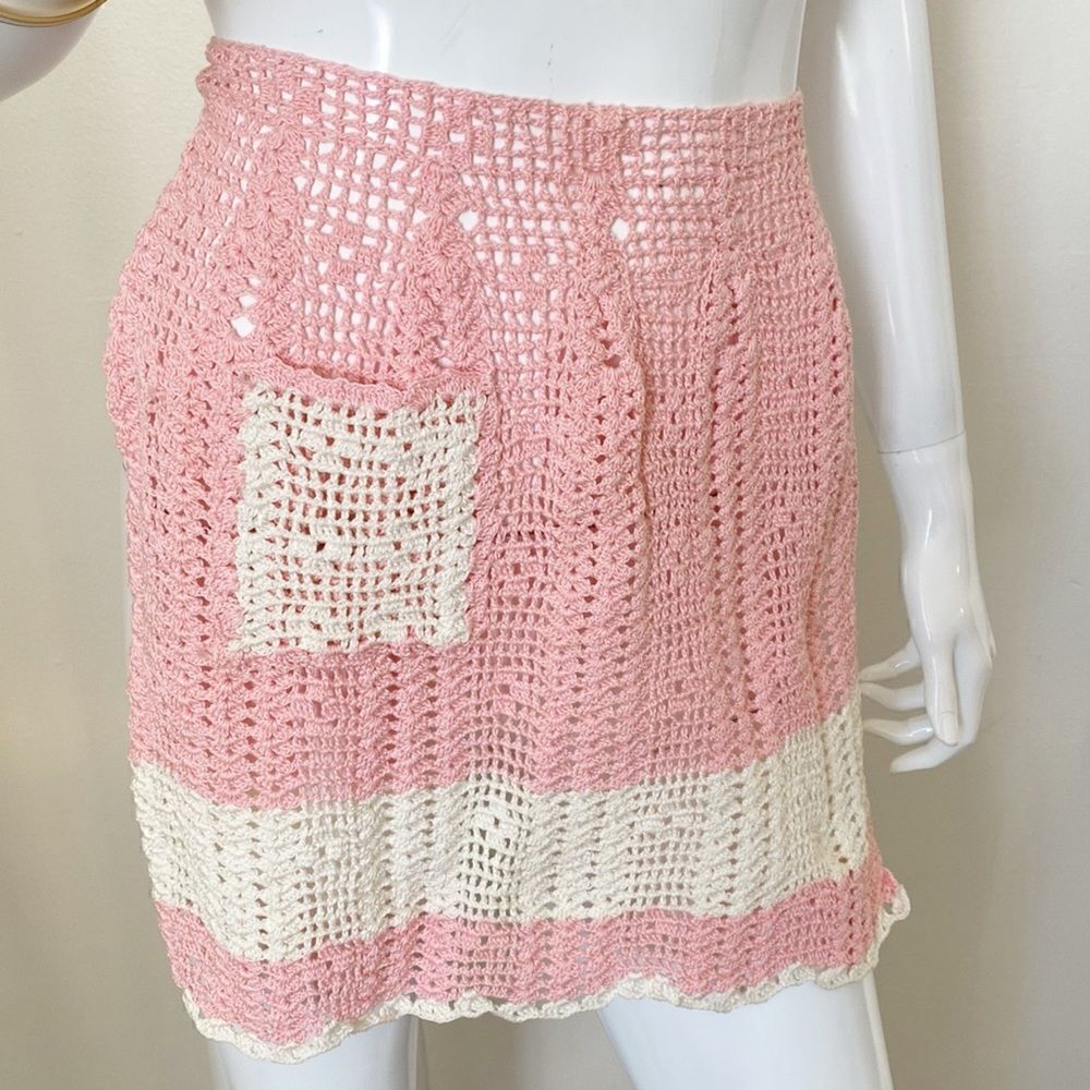 Vintage Pink & White Crochet Short Apron w Pocket & Lettuce Hem